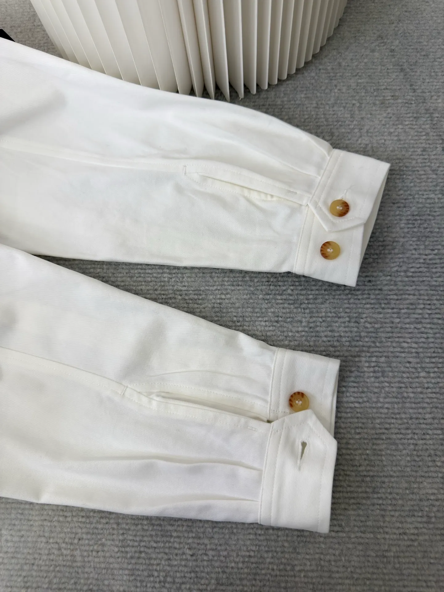 P490 Ralph Lauren embroidered zipper jacket. Customized cloud-velvet white twill cotton. Soft and silky. Comfortable against the skin. Dressed in pure white. Exuding innate elegance. Exquisite indigo pony logo embellished with it. Fully recognizable. Bringing a breath of freedom and vitality. Pure and smart color symphony. Reconstructing classics with neat silhouettes. Defining modern relaxation with versatile genes. Using imported machine embroidery technology. Using advanced computer control systems and precision mechanical components. Realize the iconic pony embroidery operation with high precision and smooth and delicate lines. Template machine bag opening. Preset templates guide the position, shape and size of the bag opening. Accuracy ensures the quality of the bag opening effect. The hem is made in one go using a three-needle waist-drawing machine. The elastic band and fabric are sewn together in the same process using the machine's special needle position and feeding mechanism. The three-needle design is stronger and can evenly distribute pressure to ensure that the elastic band and the fabric are tightly fitted. The fabrics have been washed. Better feel and texture, not easy to deform, not easy to shrink, not easy to fade, maintain long-term beauty, size: S M L XL